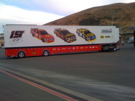 nascar hauler elliott sadler 19 544x408 Elliott Sadler 2008 NASCAR Hauler